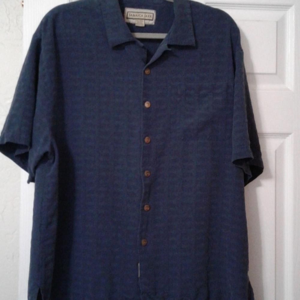Short sleeve shirt.